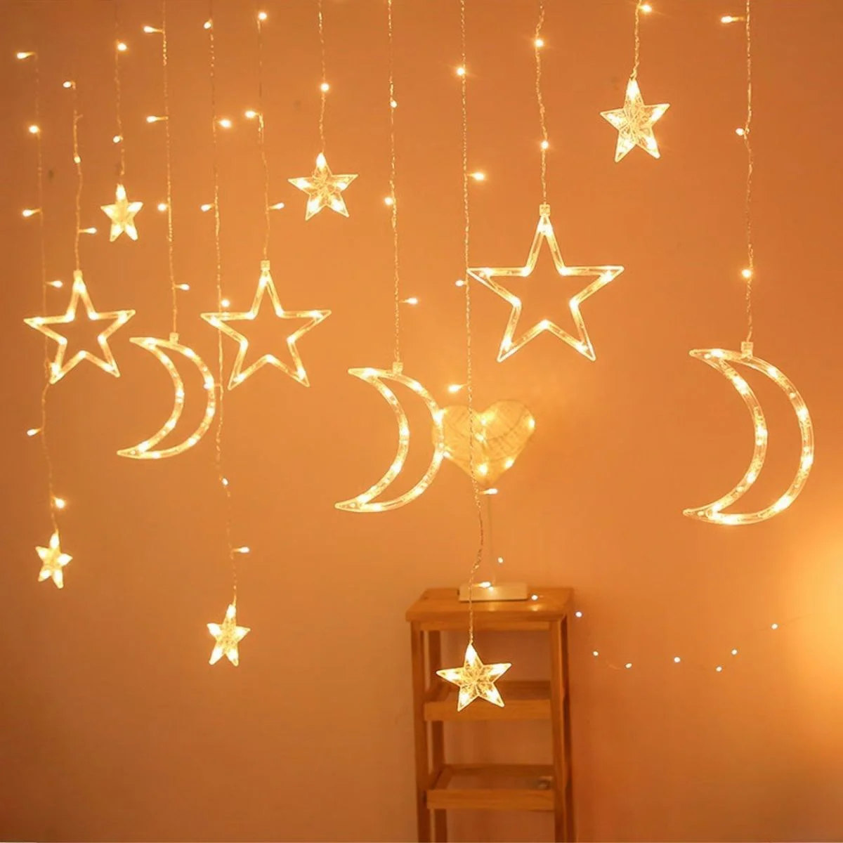 Ay ve Yıldız Figürlü Kumandalı 12 Sarkıtlı 120 LED Dekor Işık – Dekoratif Ortam ve Masaüstü Aydınlatması Ay ve Yıldız Figürlü Kumandalı 12 Sarkıtlı 120 LED Dekor Işık – Dekoratif Ortam ve Masaüstü Aydınlatması
