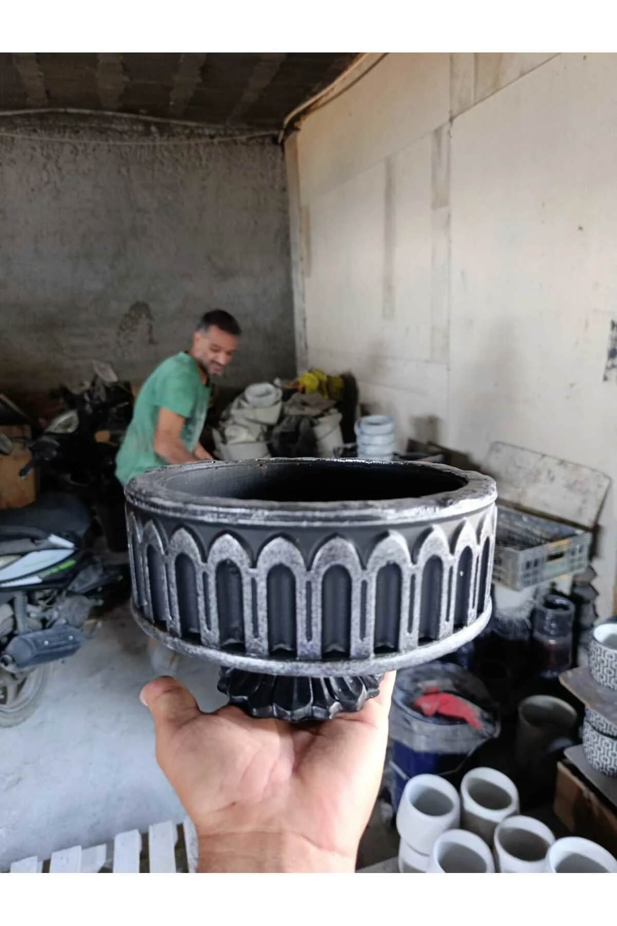 Ayaklı Siyah-Gri Collesium Saksı