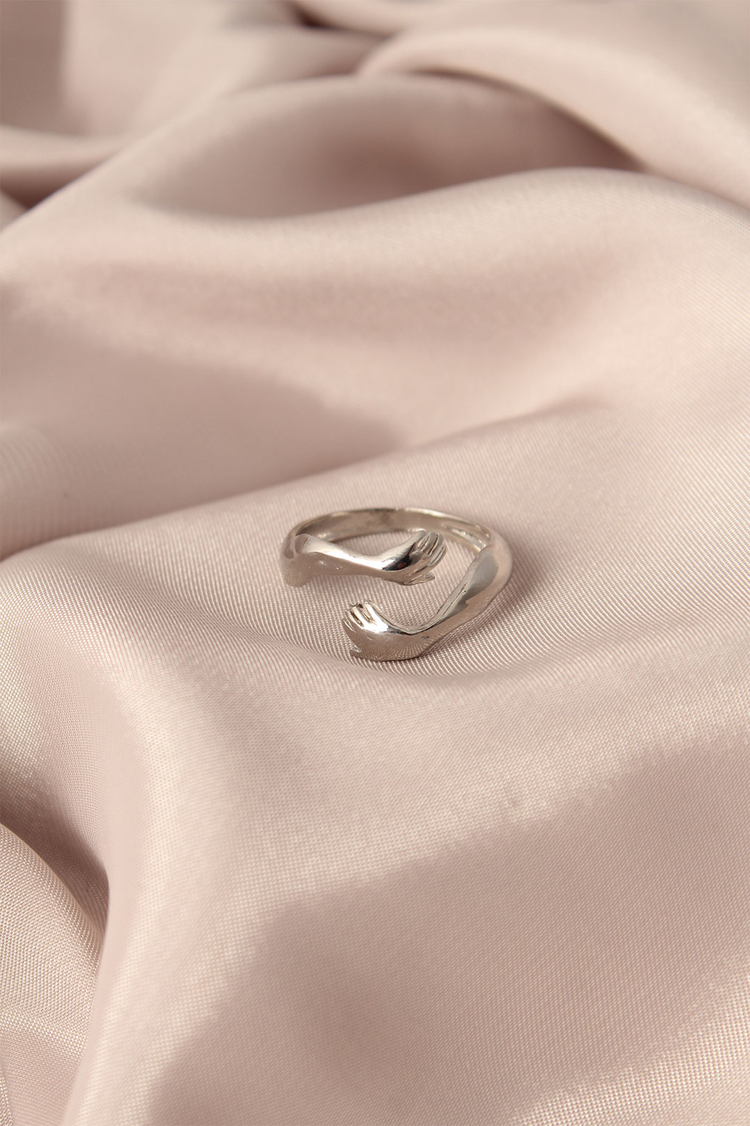 Stillove Ayarlamalı Gümüş Renk Metal Sarılan Eller Model Kadın Yüzük Sl867