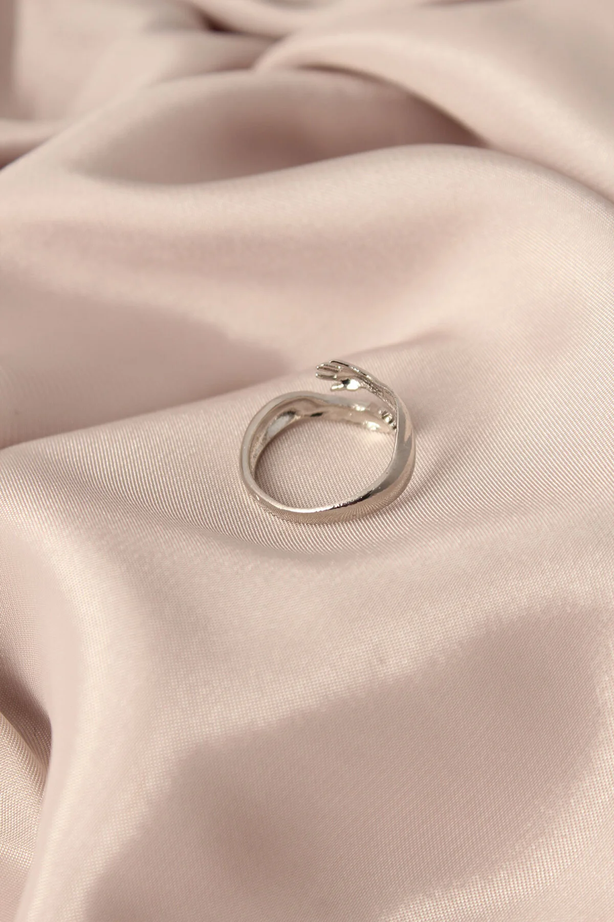 Ayarlamalı Gümüş Renk Metal Sarılan Eller Model Kadın Yüzük - Lis