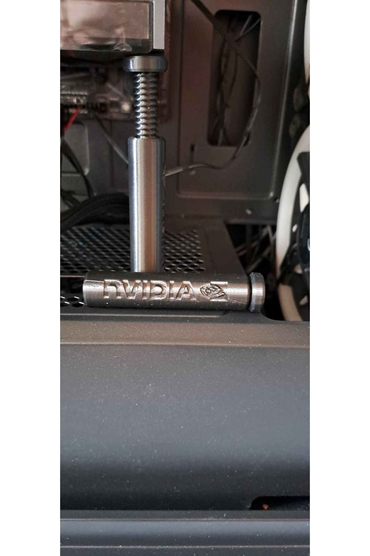 Ayarlı Ekran Kartı Tutucu (NVİDİA LOGOLU - SİYAH)