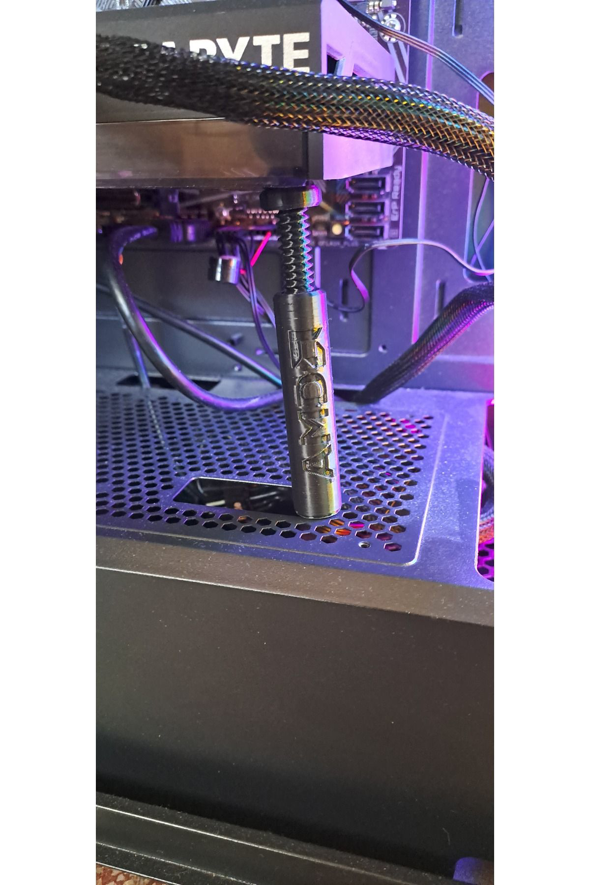 Ayarlı Ekran Kartı Tutucu (AMD LOGOLU - SİYAH)