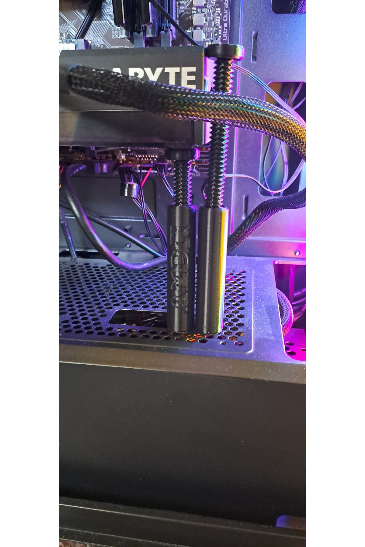 Ayarlı Ekran Kartı Tutucu (AMD LOGOLU - SİYAH)