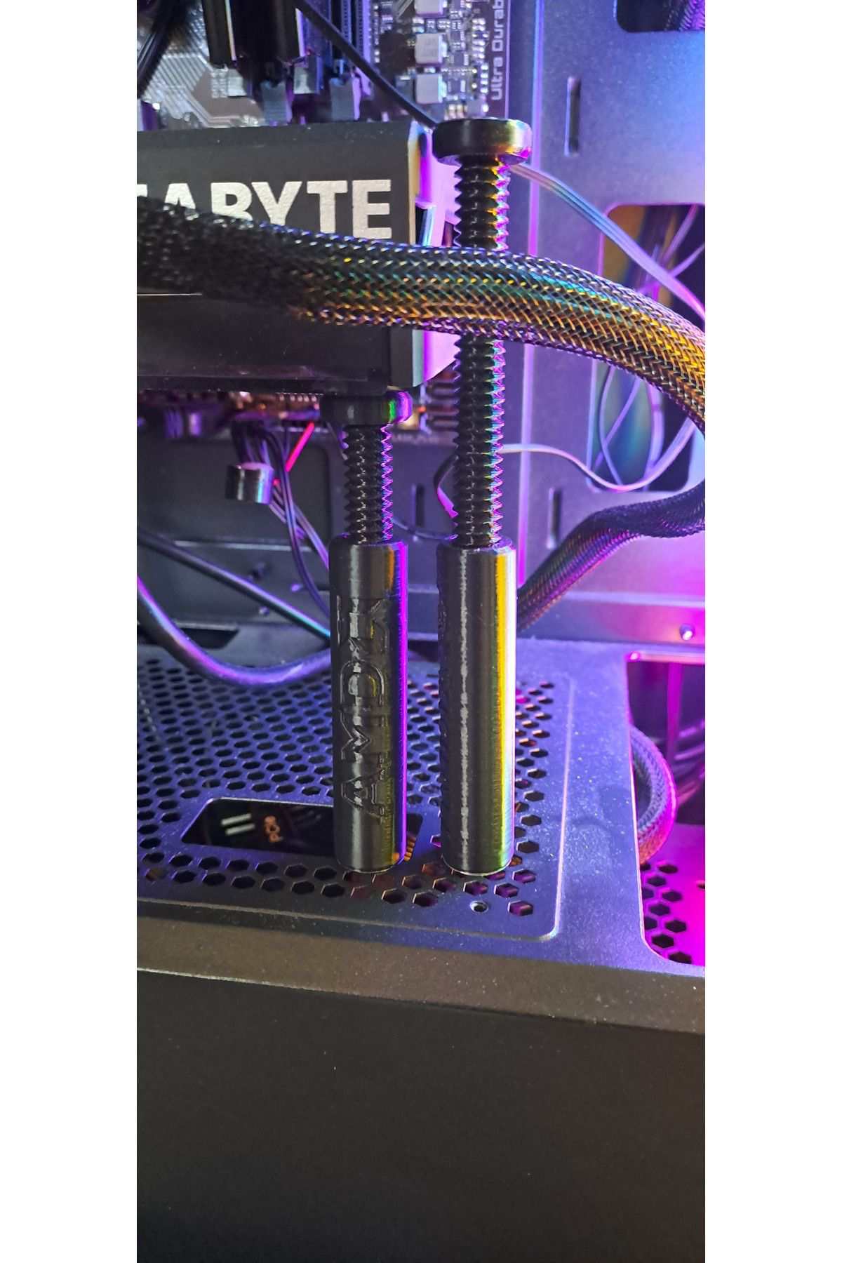 Ayarlı Ekran Kartı Tutucu (AMD LOGOLU - SİYAH)