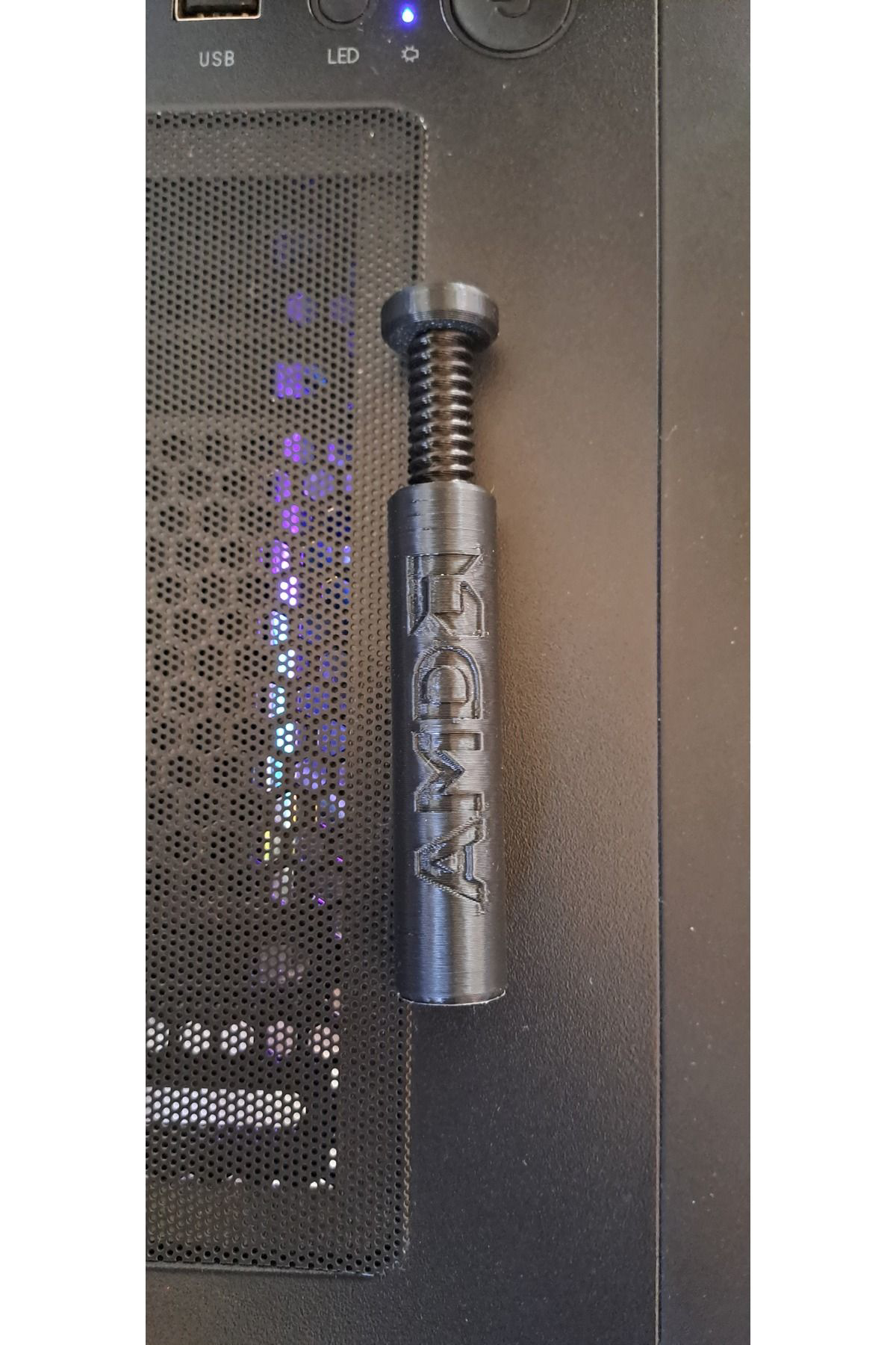 Ayarlı Ekran Kartı Tutucu (AMD LOGOLU - SİYAH)