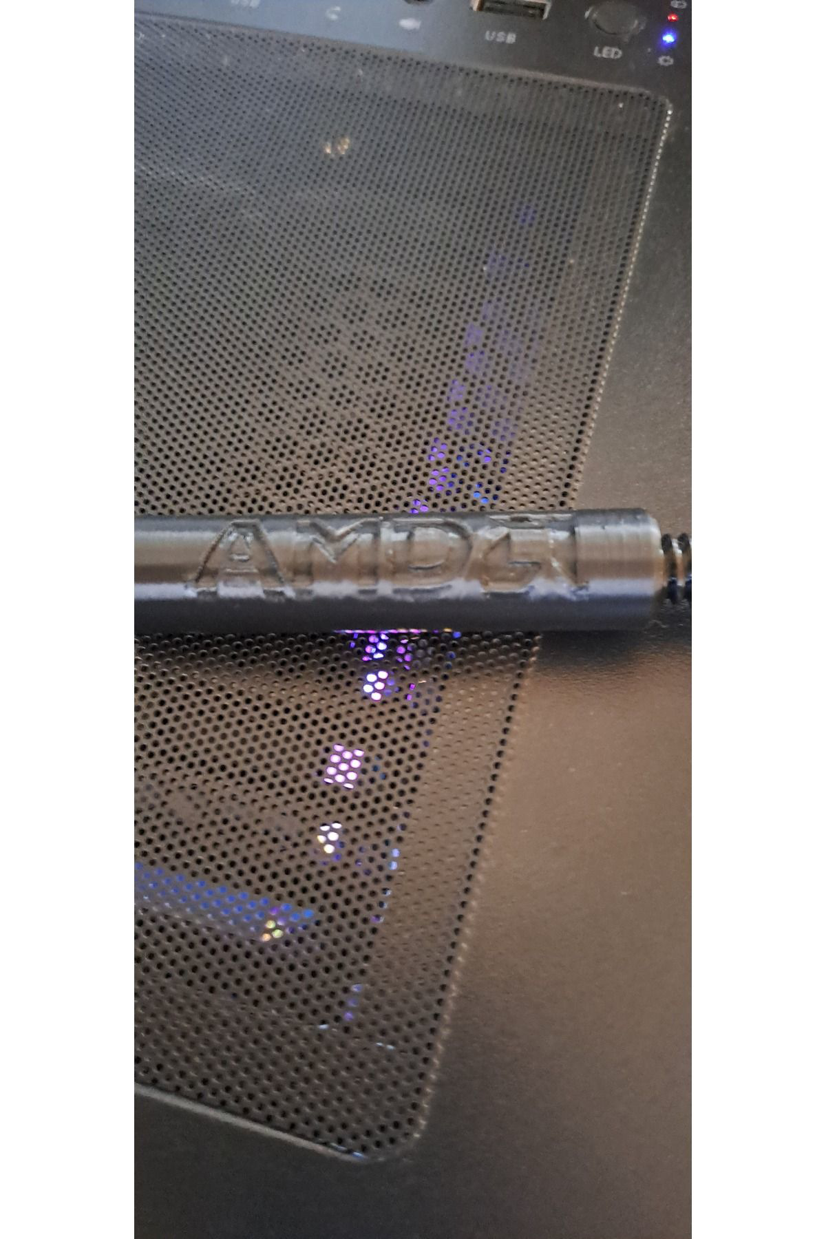 Ayarlı Ekran Kartı Tutucu (AMD LOGOLU - SİYAH)