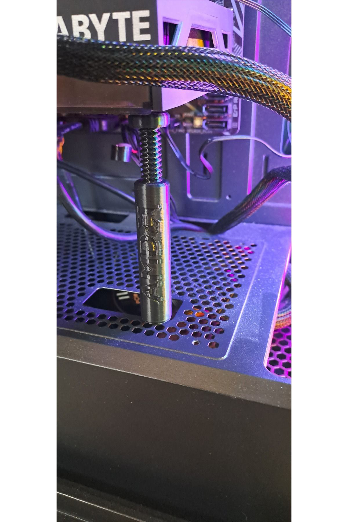 Ayarlı Ekran Kartı Tutucu (AMD LOGOLU - SİYAH)