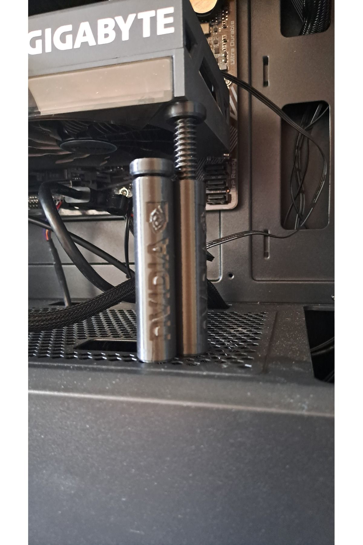 Ayarlı Ekran Kartı Tutucu (NVİDİA LOGOLU - SİYAH)