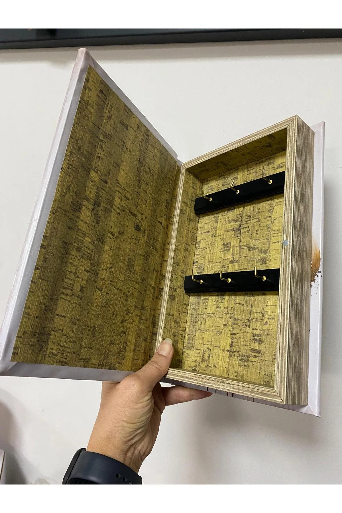 Aynalı Ahşap Kitap Model Anahtarlık Kutu Aynalı Ahşap Kitap Model Anahtarlık Kutu - Görsel 3