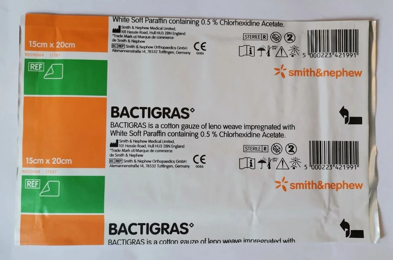 Bactigras İlaçlı Gazlı Pansuman - %0.5 Klorheksidinli Küçük Yanık ve Kesik Bandı (15x20 cm, Steril)