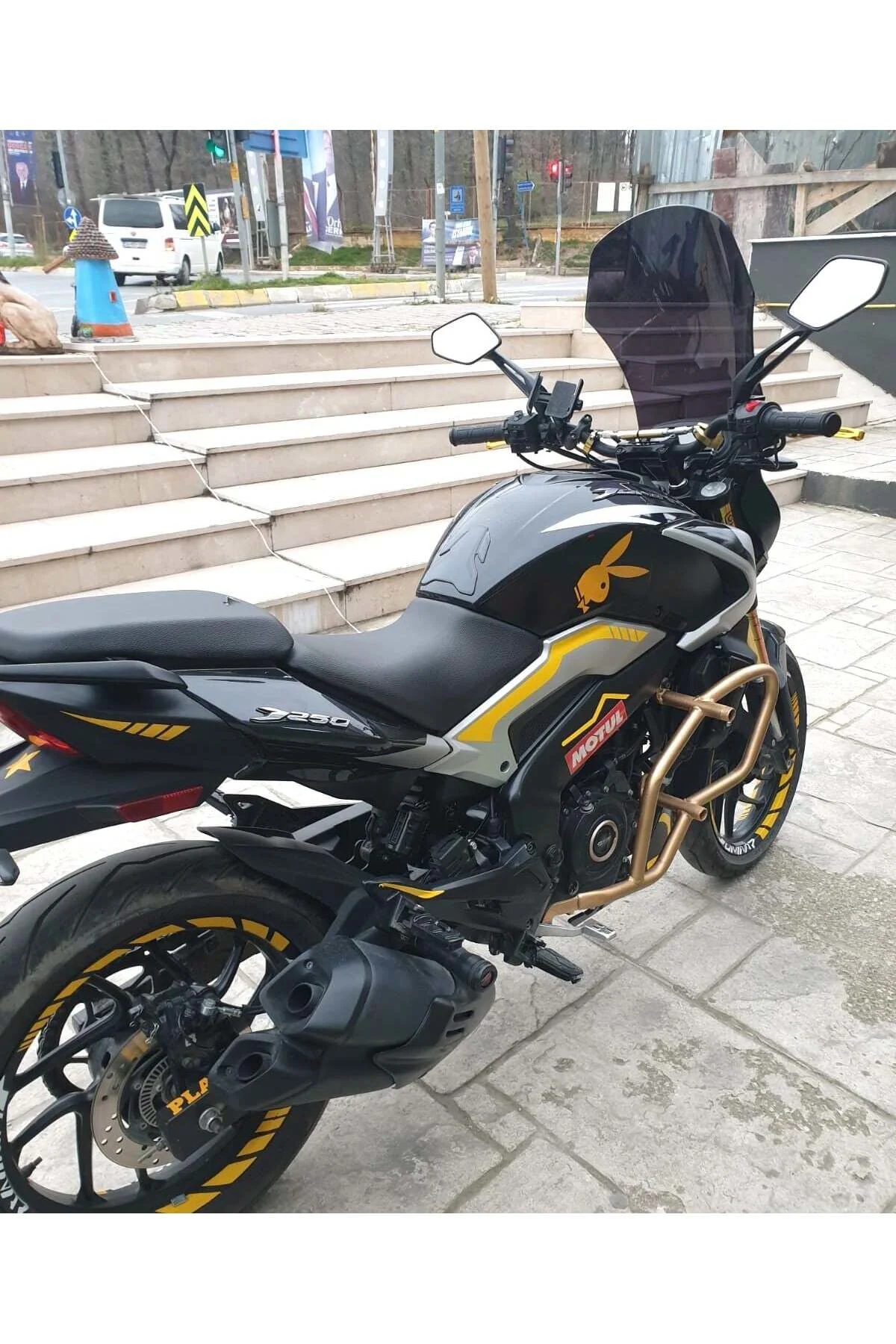 Bajaj Dominar 250 Ön Cam 2017-2026 Model 58cm Siyah Renkli 4mm