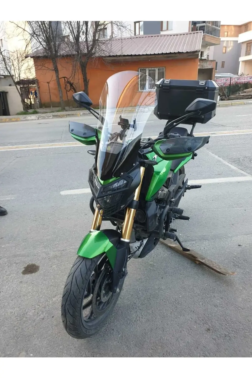 Bajaj Dominar 400 Ön Cam 2017-2025 Model 58cm Şeffaf Renkli 4mm