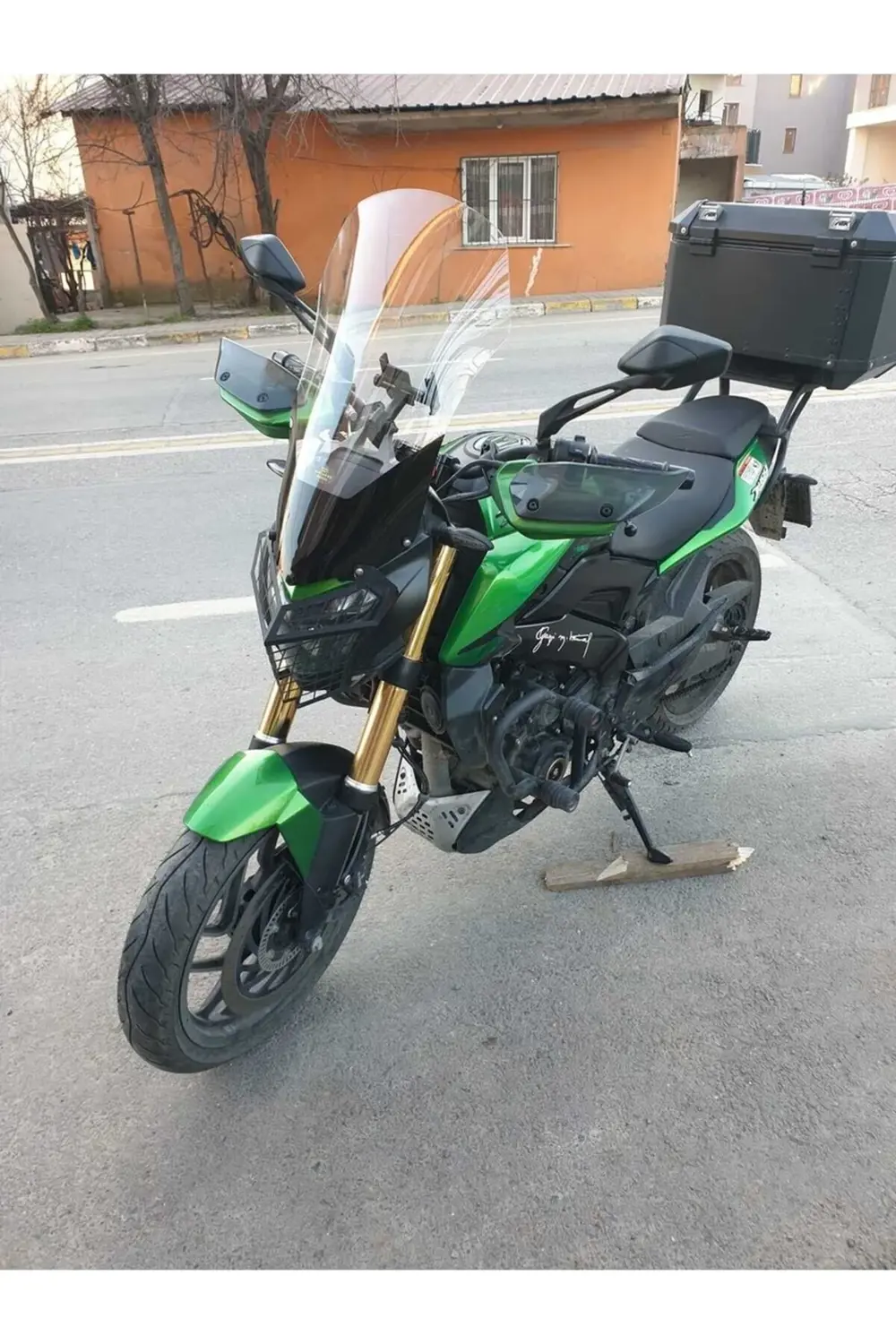 Bajaj Dominar 400 Ön Cam 2017-2025 Model 58cm Şeffaf Renkli 4mm