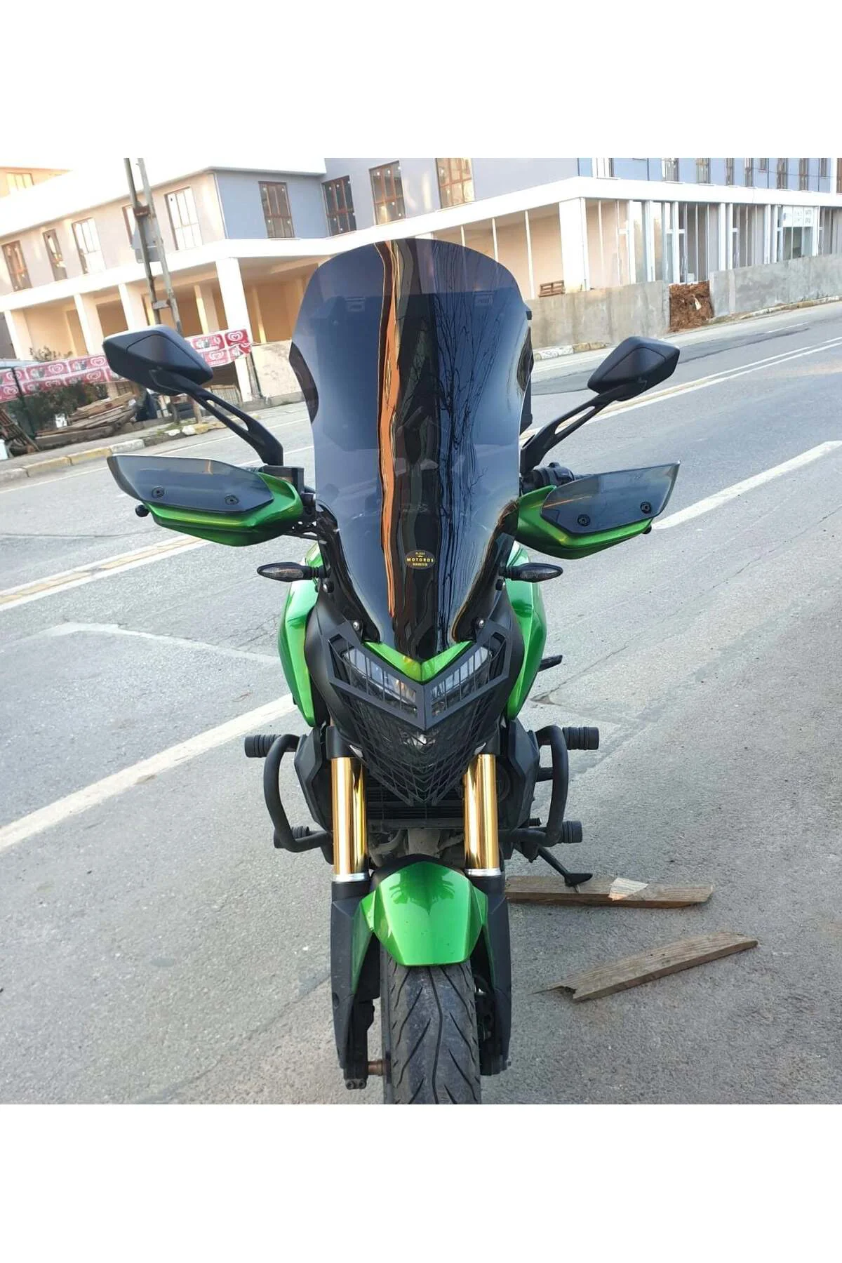 Bajaj Dominar 400 Ön Cam 2017-2026 Model 58cm Siyah Renkli 4mm