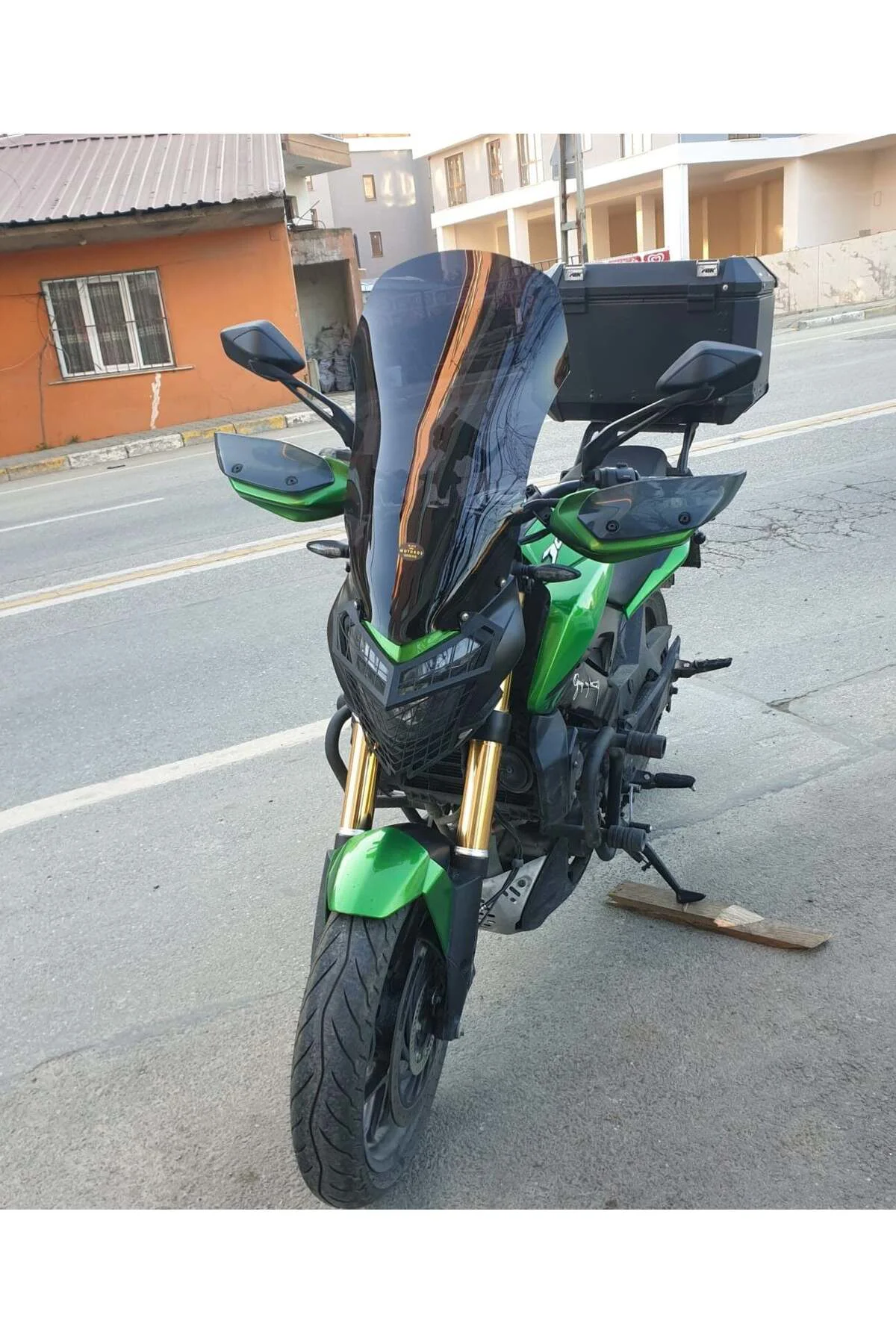 Bajaj Dominar 400 Ön Cam 2017-2026 Model 58cm Siyah Renkli 4mm