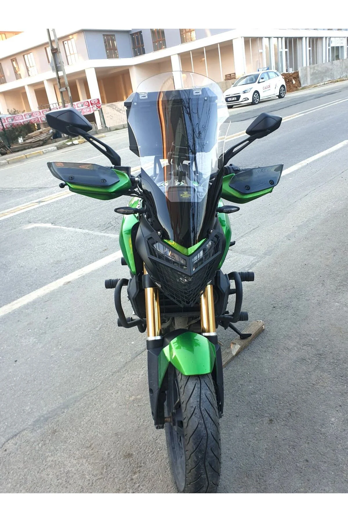 Bajaj Dominar 400 Ön Cam 2017-2026 Model 58cm Şeffaf Renkli 4mm