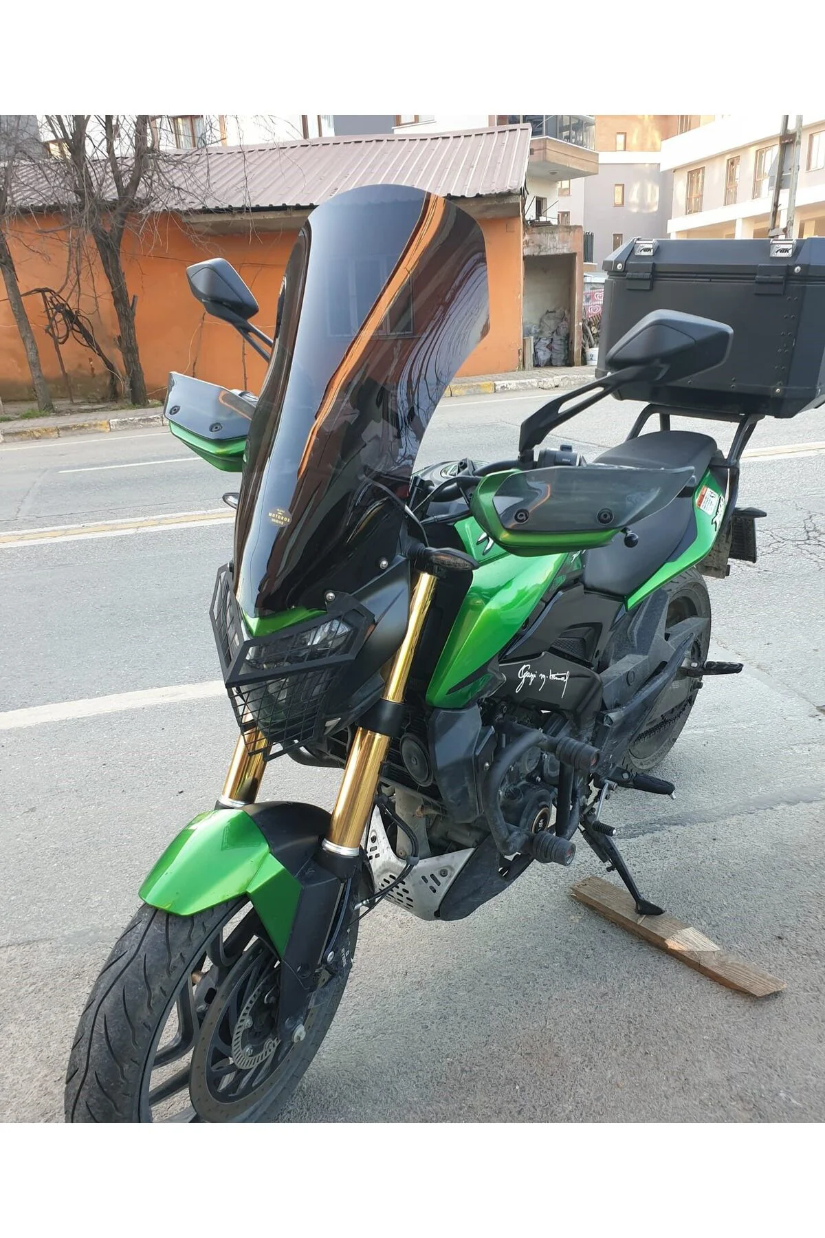Bajaj Dominar 400 Ön Cam 2017-2026 Model 58cm Siyah Renkli 4mm