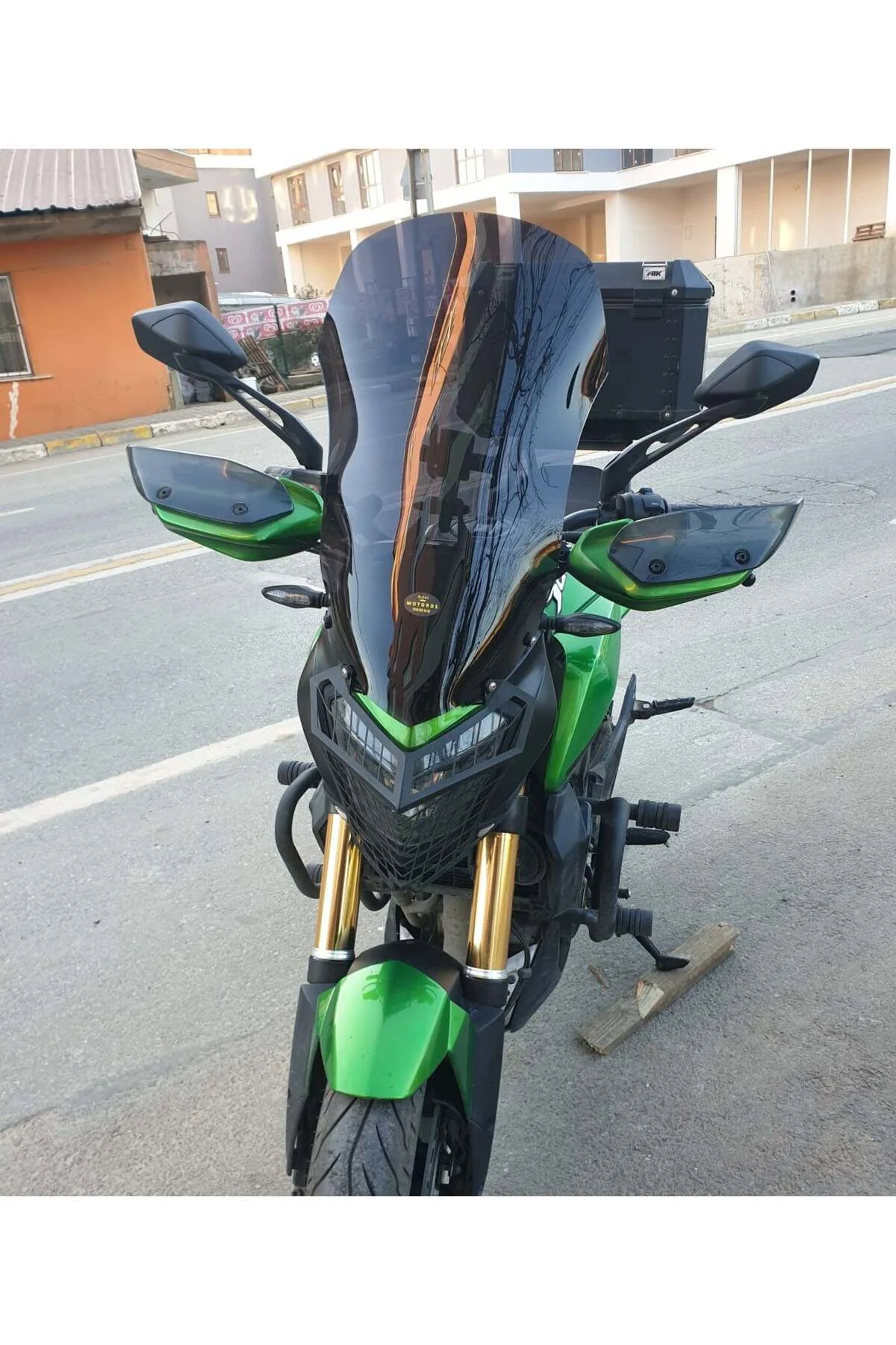 Bajaj Dominar 400 Ön Cam 2017-2026 Model 58cm Siyah Renkli 4mm