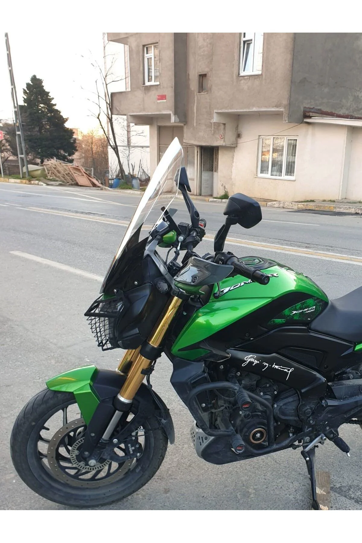 Bajaj Dominar 400 Ön Cam 2017-2026 Model 58cm Şeffaf Renkli 4mm