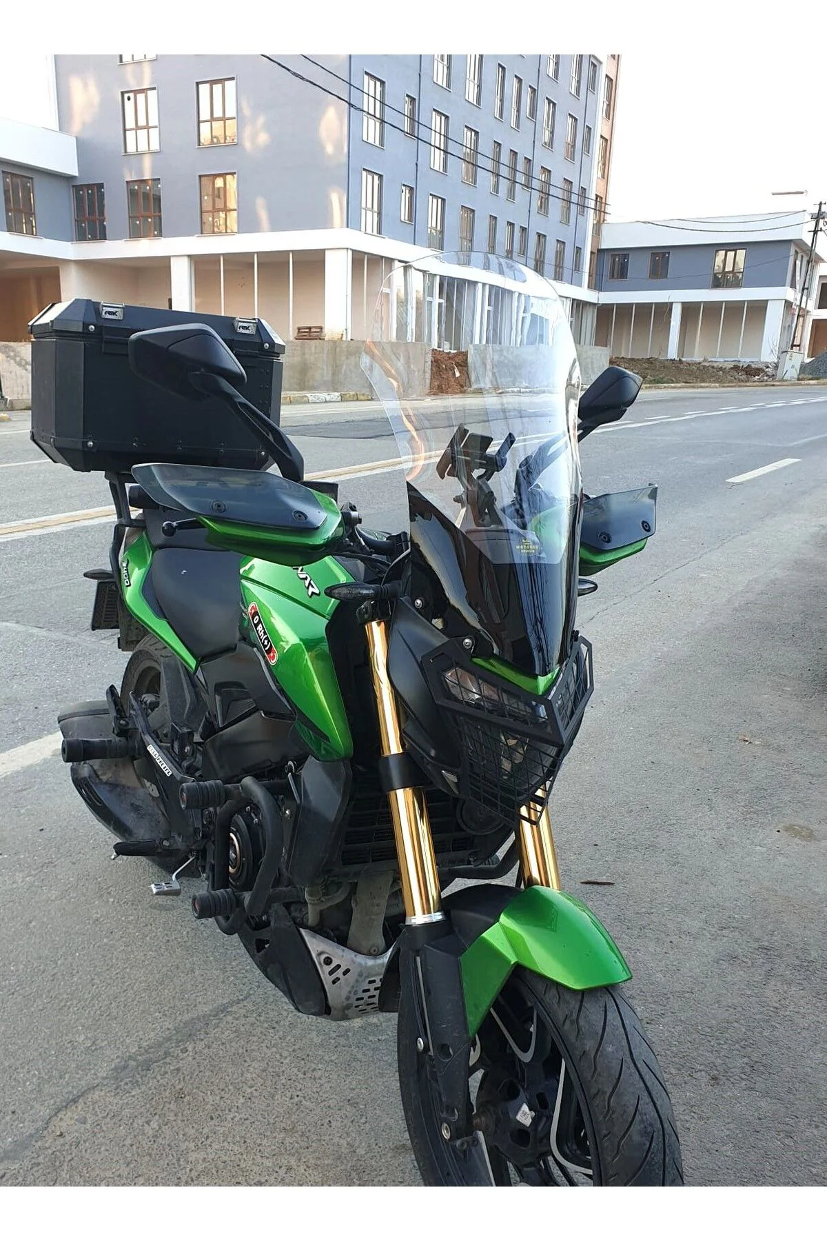 Bajaj Dominar 400 Ön Cam 2017-2026 Model 58cm Şeffaf Renkli 4mm