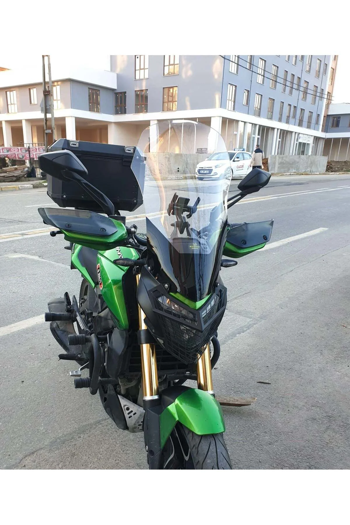 Bajaj Dominar 400 Ön Cam 2017-2026 Model 58cm Şeffaf Renkli 4mm
