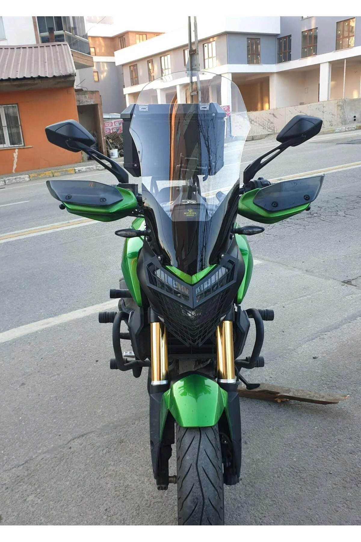 Bajaj Dominar 400 Ön Cam 2017-2026 Model 58cm Şeffaf Renkli 4mm