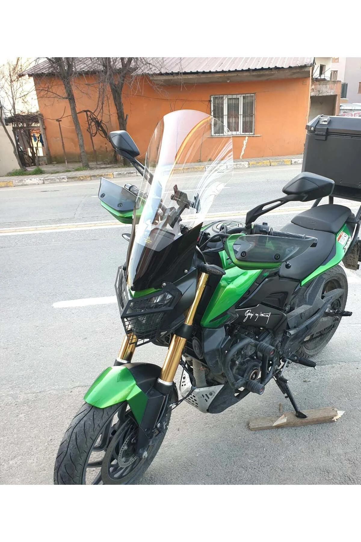 Bajaj Dominar 400 Ön Cam 2017-2026 Model 58cm Şeffaf Renkli 4mm