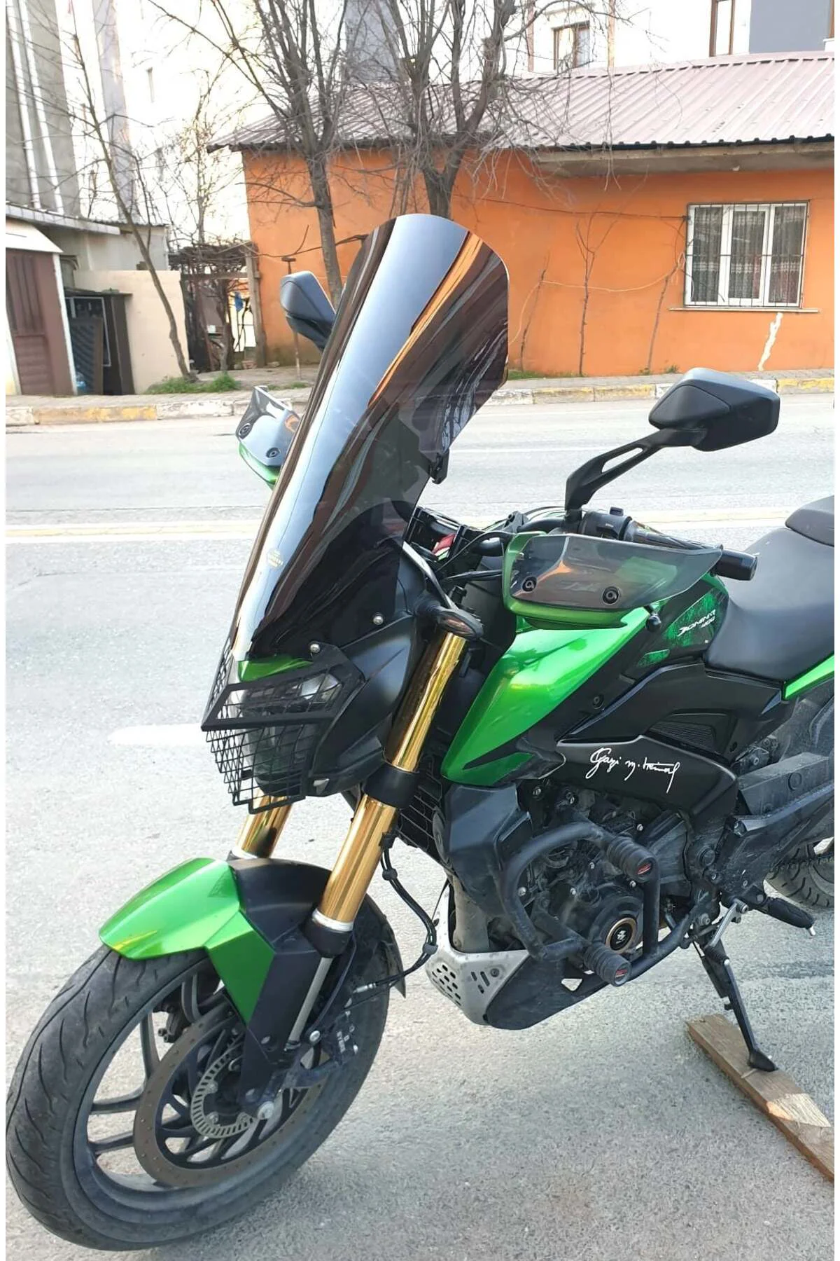 Bajaj Dominar 400 Ön Cam 2017-2026 Model 58cm Siyah Renkli 4mm