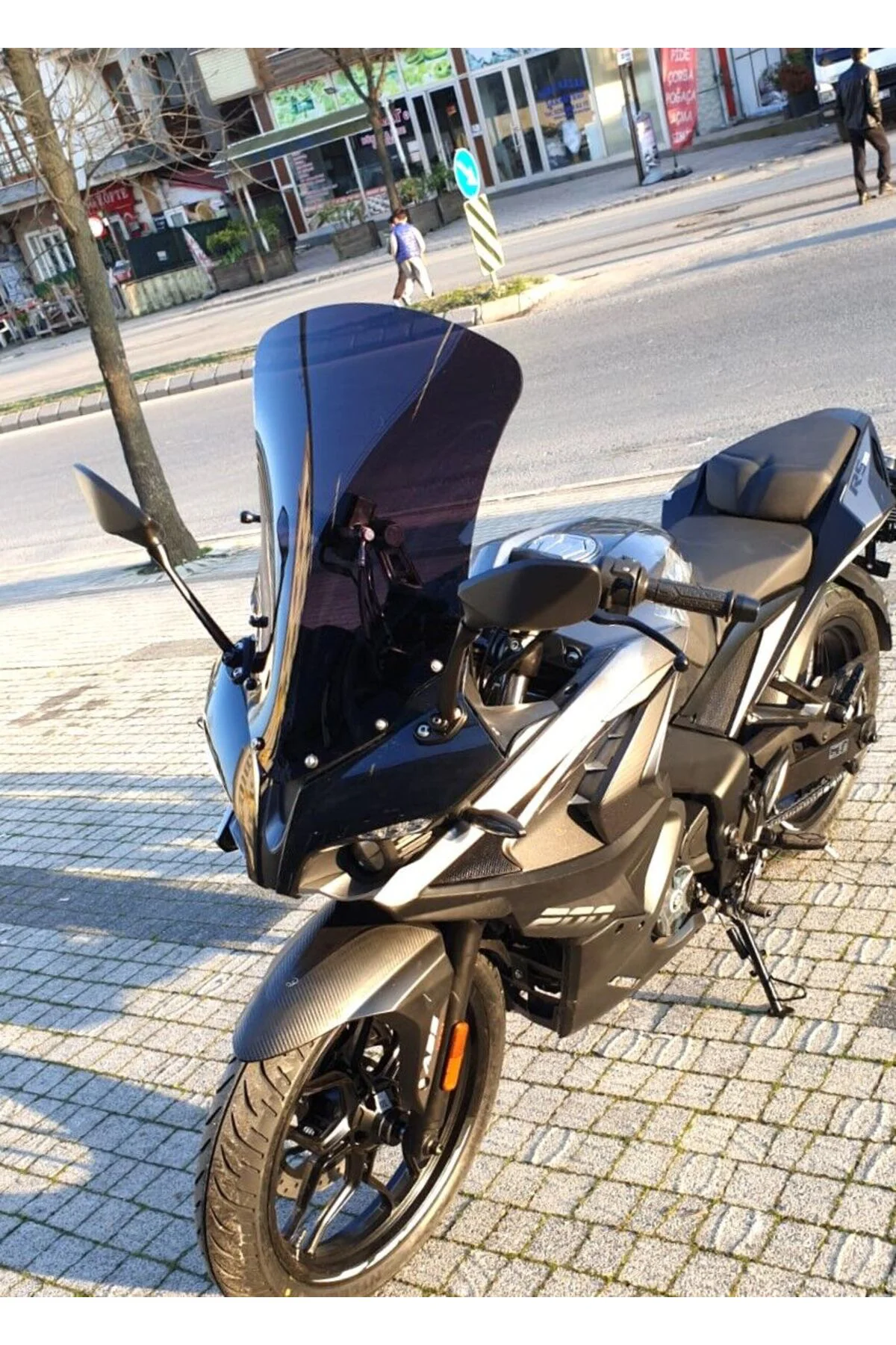 Bajaj Pulsar RS 200 Ön Cam 2015-2026 Model 56cm Siyah Renkli 4mm 