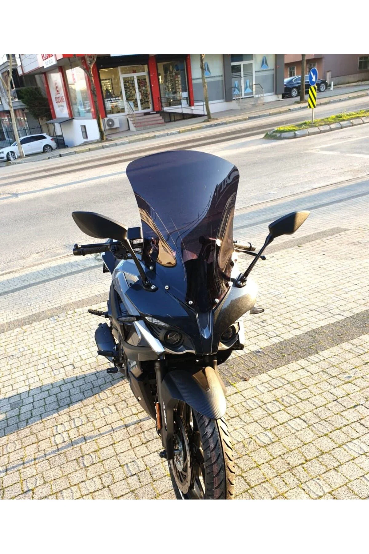 Bajaj Pulsar RS 200 Ön Cam 2015-2026 Model 56cm Siyah Renkli 4mm 