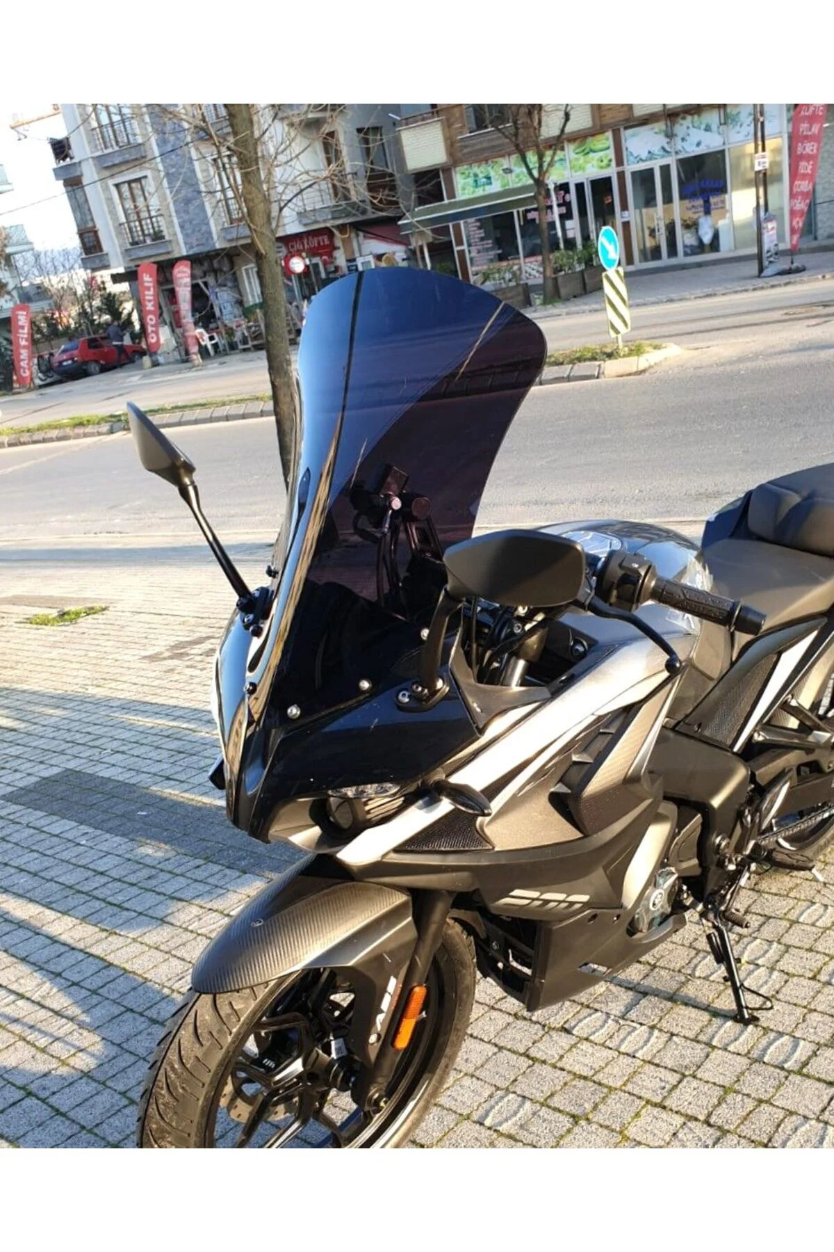 Bajaj Pulsar RS 200 Ön Cam 2015-2026 Model 56cm Siyah Renkli 4mm 