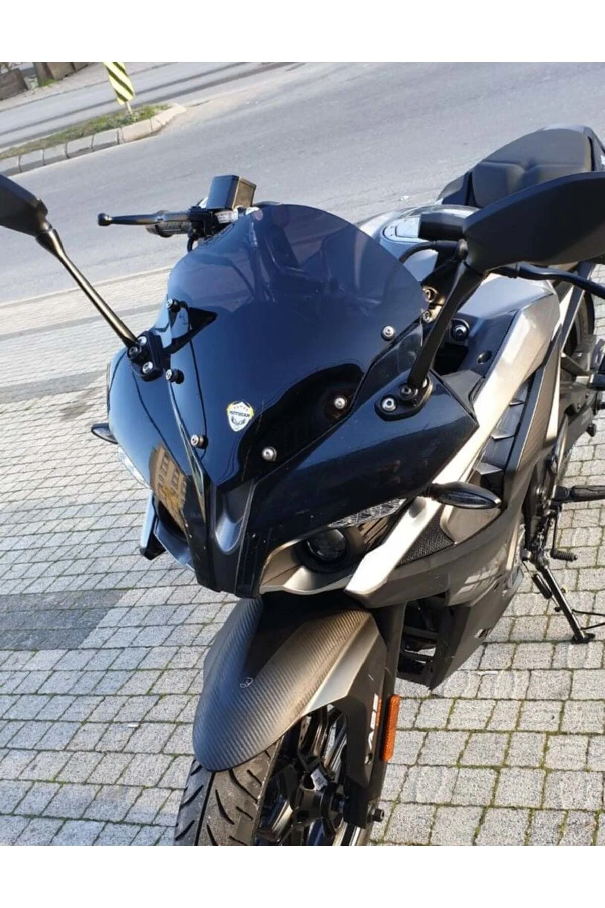 Bajaj Pulsar RS 200 Ön Cam 2015-2026 Model 33cm Siyah Renkli 4mm 