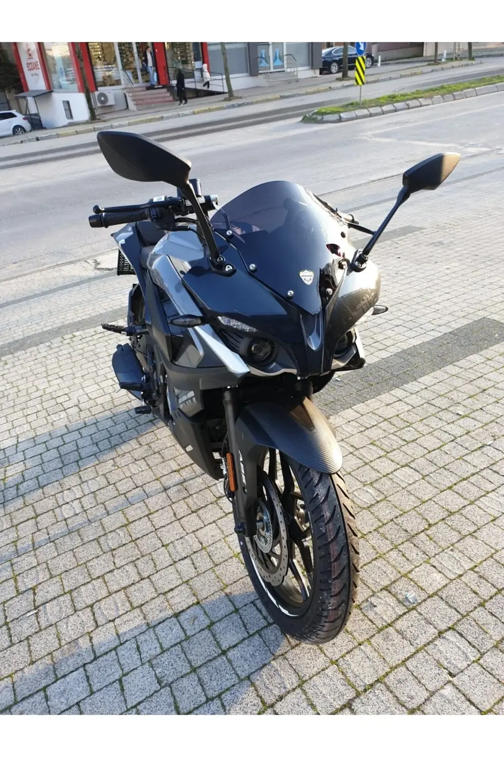 Bajaj Pulsar RS 200 Ön Cam 2015-2025 Model 33cm Siyah Renkli 4mm