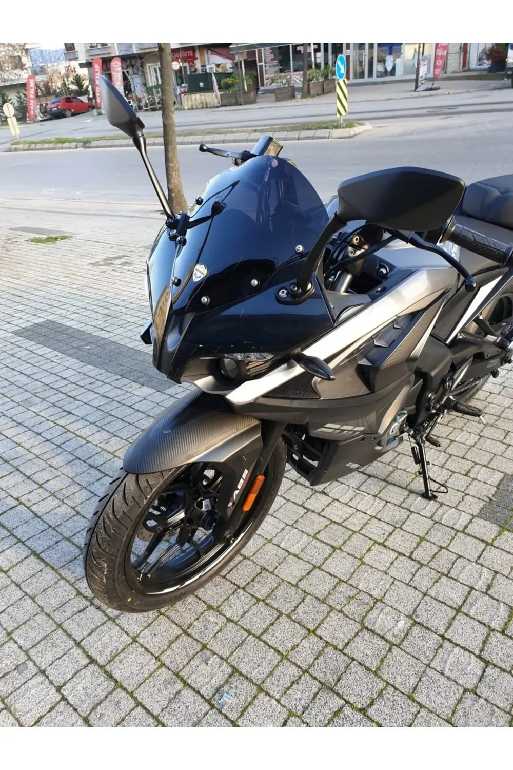 Bajaj Pulsar RS 200 Ön Cam 2015-2025 Model 33cm Siyah Renkli 4mm