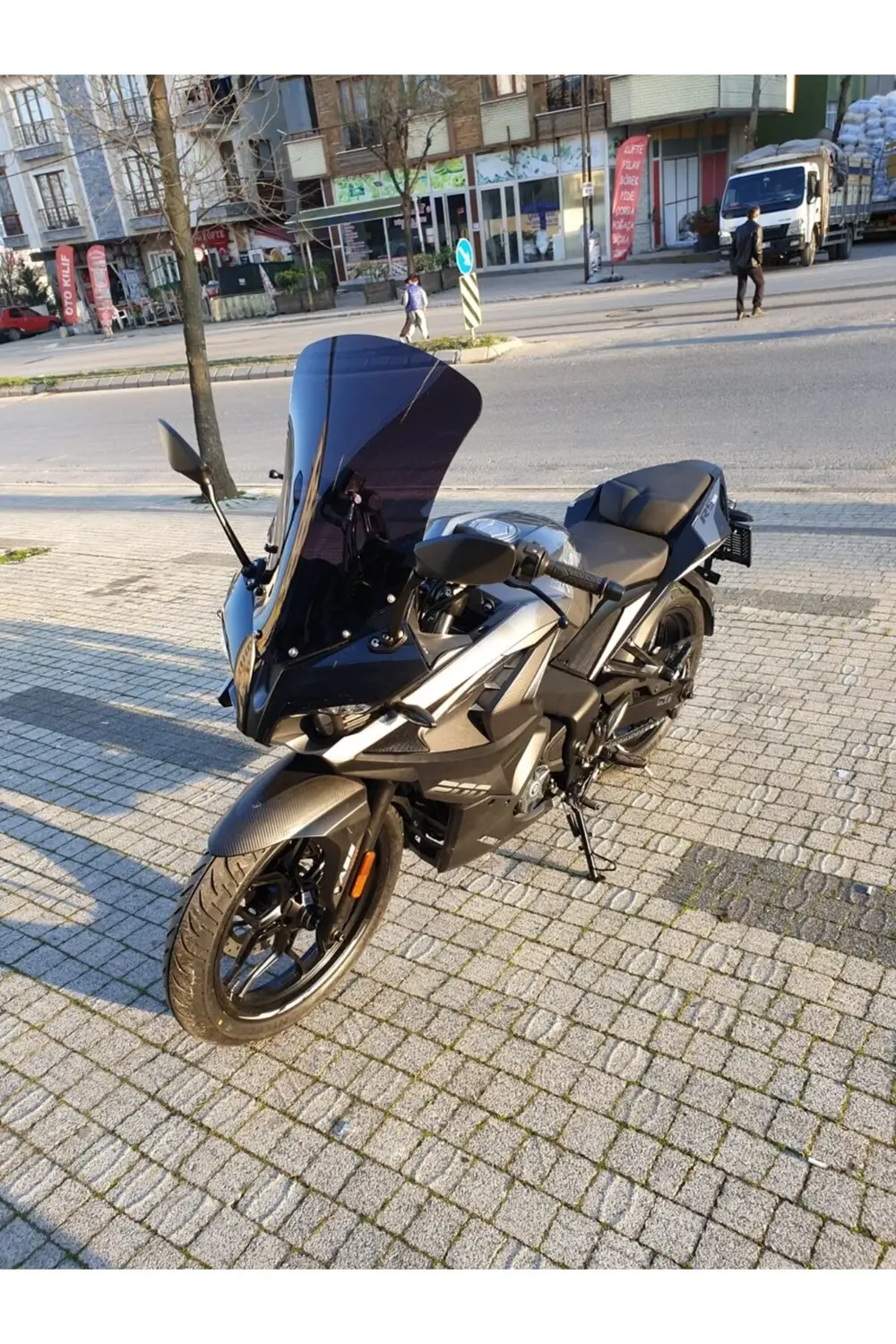Bajaj Pulsar RS 200 Ön Cam 2015-2025 Model 56cm Siyah Renkli 4mm