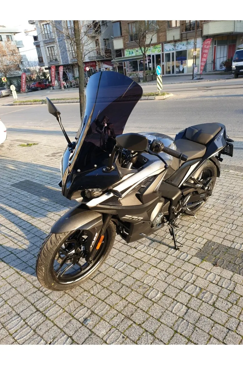 Bajaj Pulsar RS 200 Ön Cam 2015-2025 Model 56cm Siyah Renkli 4mm