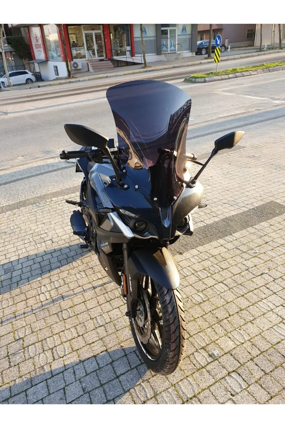 Bajaj Pulsar RS 200 Ön Cam 2015-2025 Model 56cm Siyah Renkli 4mm