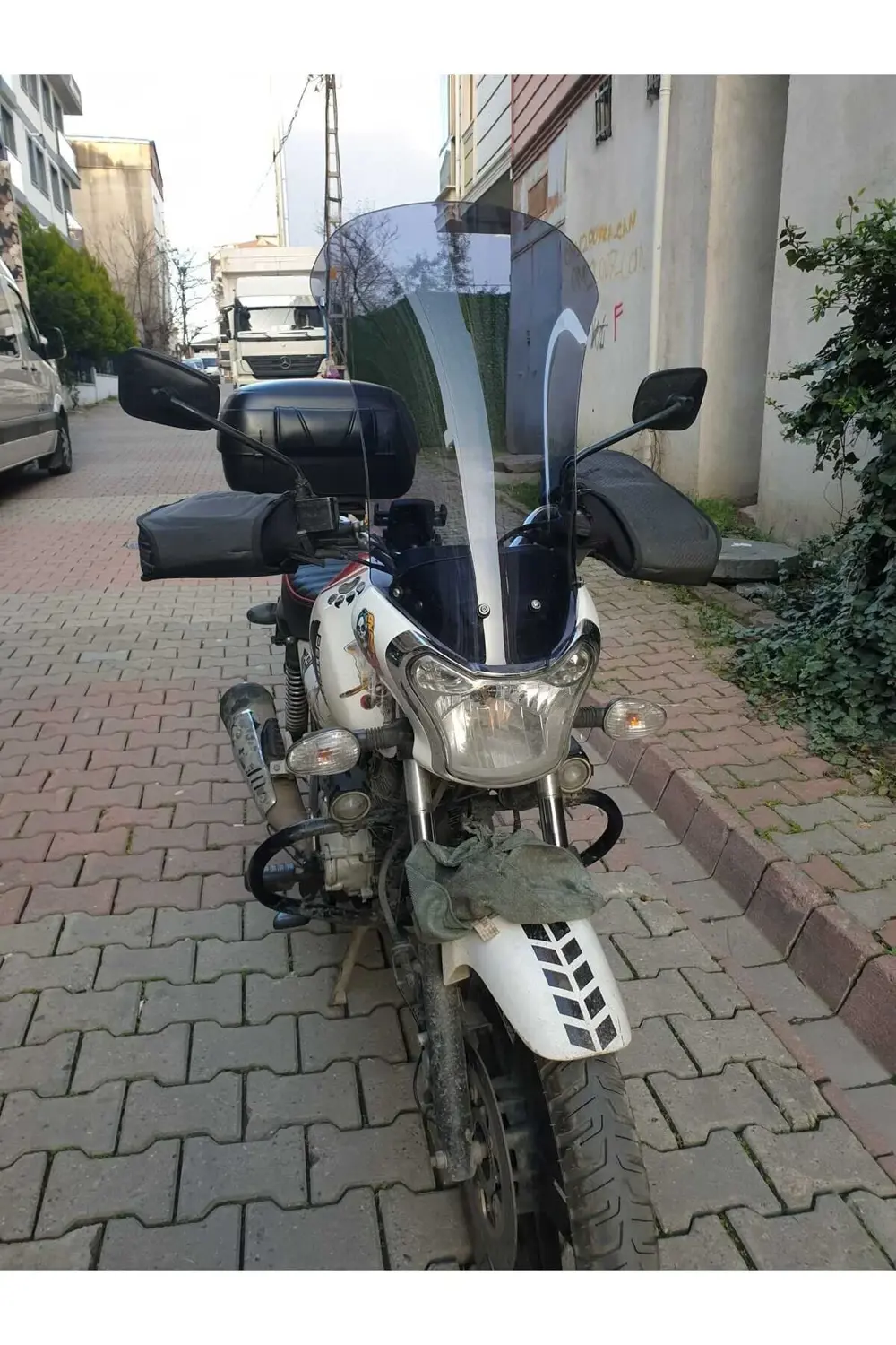 Bajaj V15 Ön cam 2017 2018 Model'dir 57cm Açıkfüme Renkli 4mm Ort