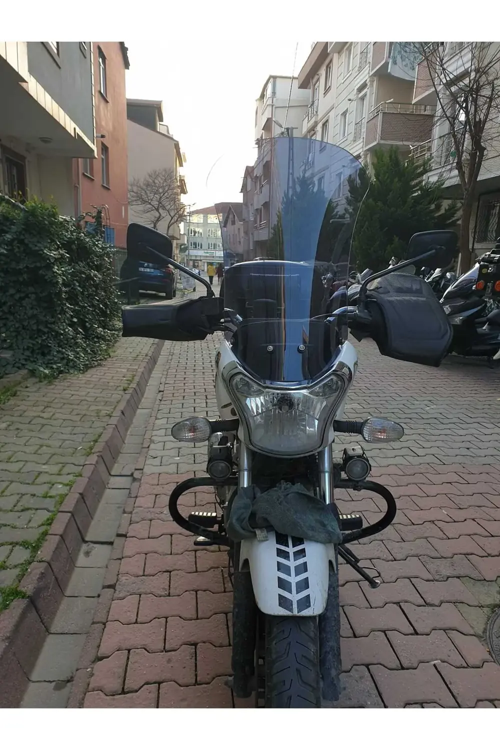 Bajaj V15 Ön cam 2017 2018 Model'dir 57cm Açıkfüme Renkli 4mm Ort
