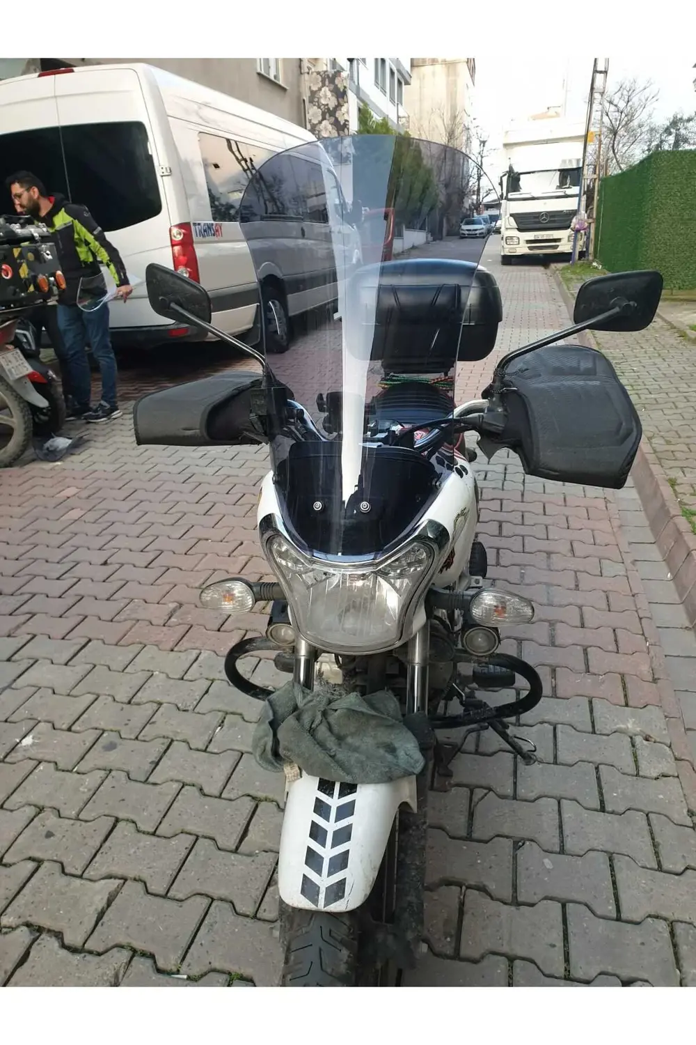 Bajaj V15 Ön cam 2017 2018 Model'dir 57cm Açıkfüme Renkli 4mm Ort