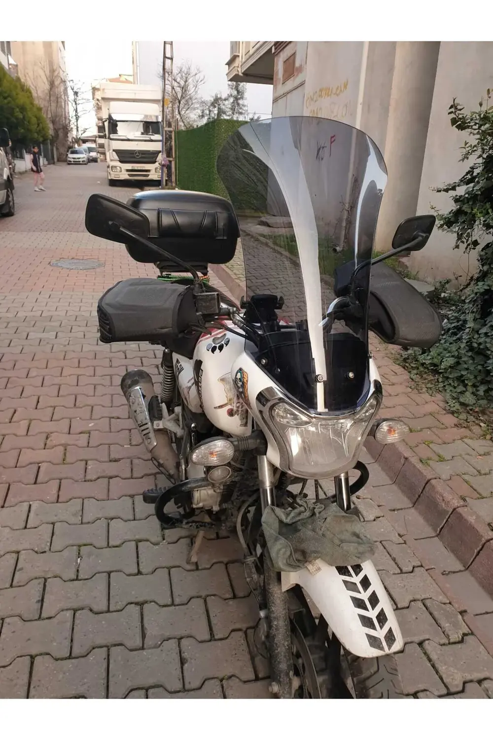 Bajaj V15 Ön cam 2017 2018 Model'dir 57cm Açıkfüme Renkli 4mm Ort
