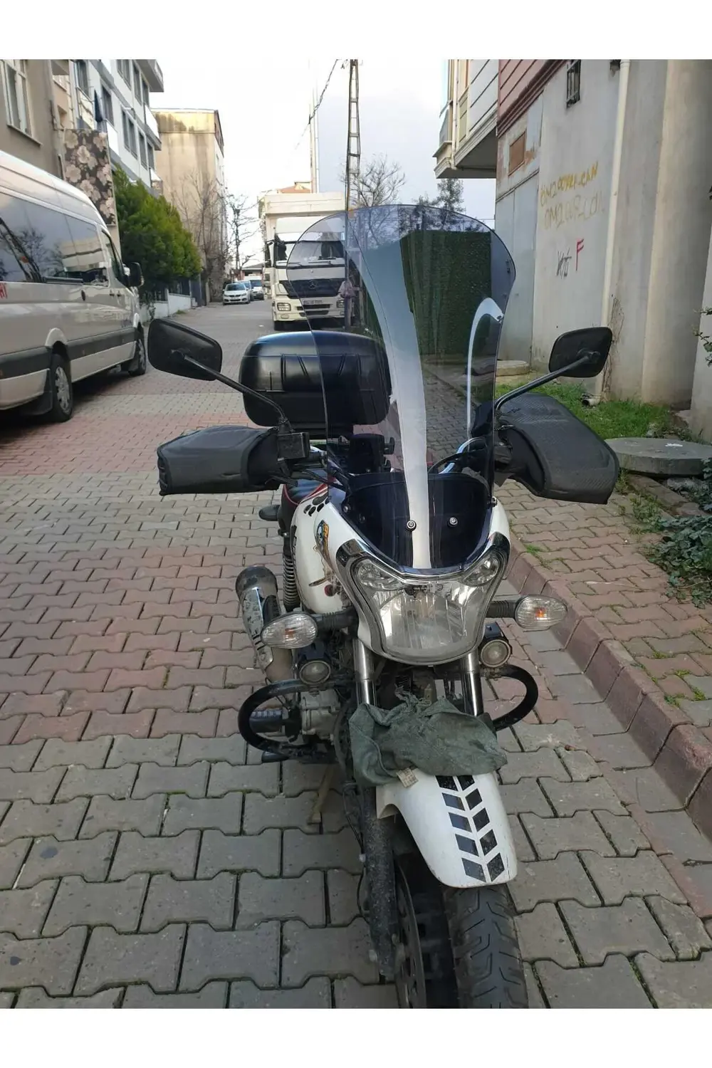 Bajaj V15 Ön cam 2017 2018 Model'dir 57cm Açıkfüme Renkli 4mm Ort