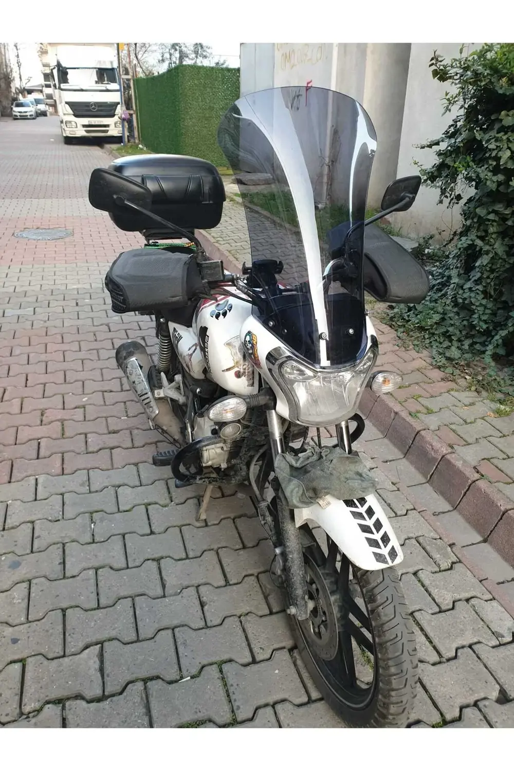 Bajaj V15 Ön cam 2017 2018 Model'dir 57cm Açıkfüme Renkli 4mm Ort