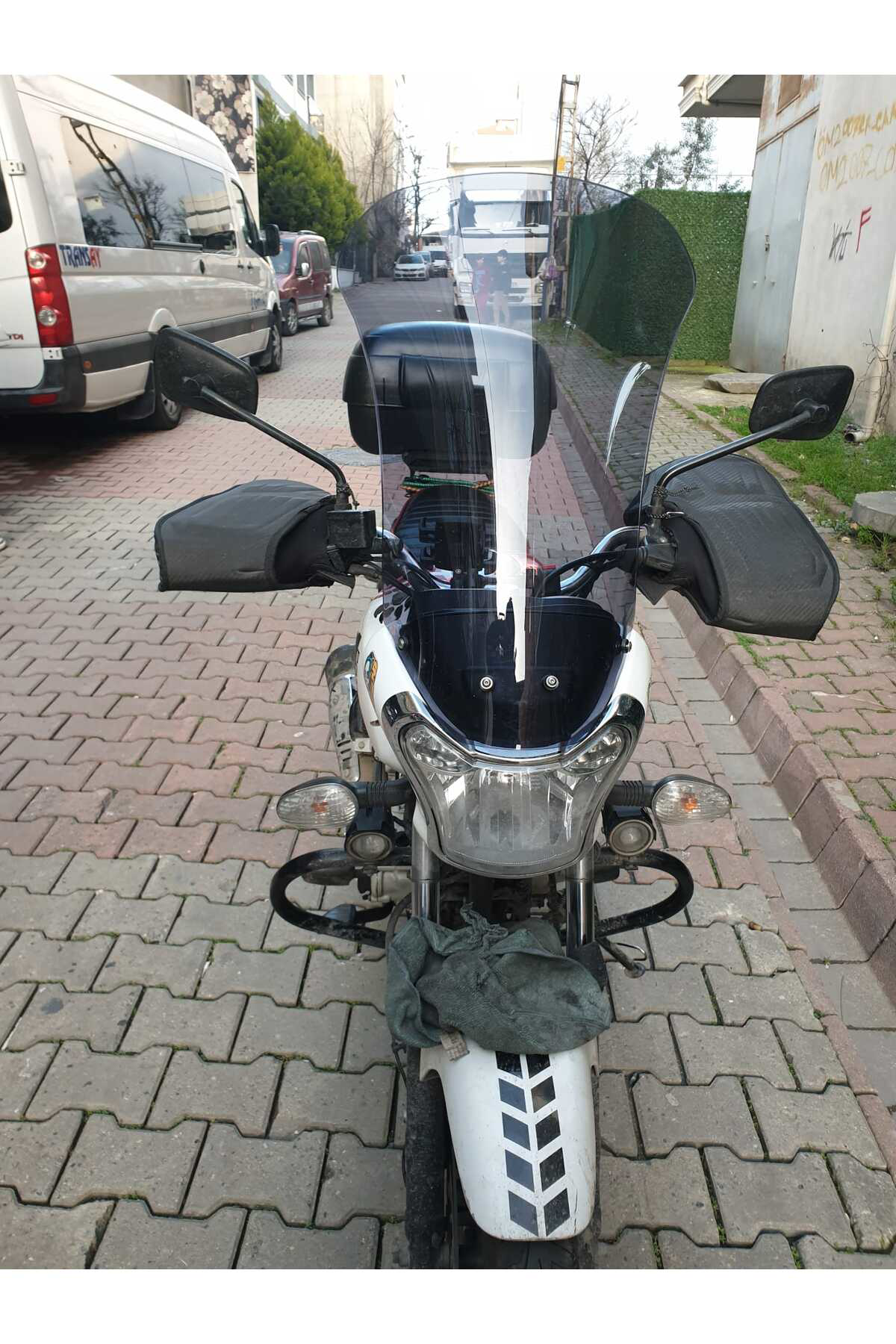 Motocam Bajaj V15 Ön Cam 2017 2018 Model'dir 57Cm Açıkfüme Renkli 4Mm Ort