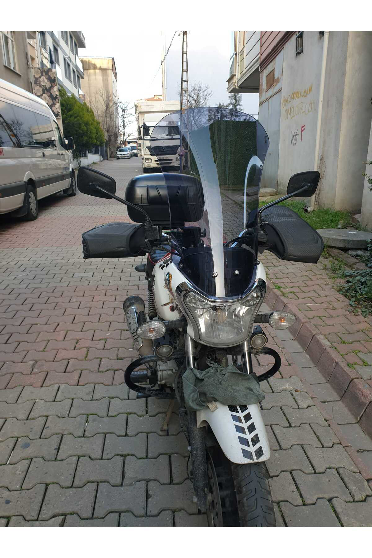 Motocam Bajaj V15 Ön Cam 2017 2018 Model'dir 57Cm Açıkfüme Renkli 4Mm Ort
