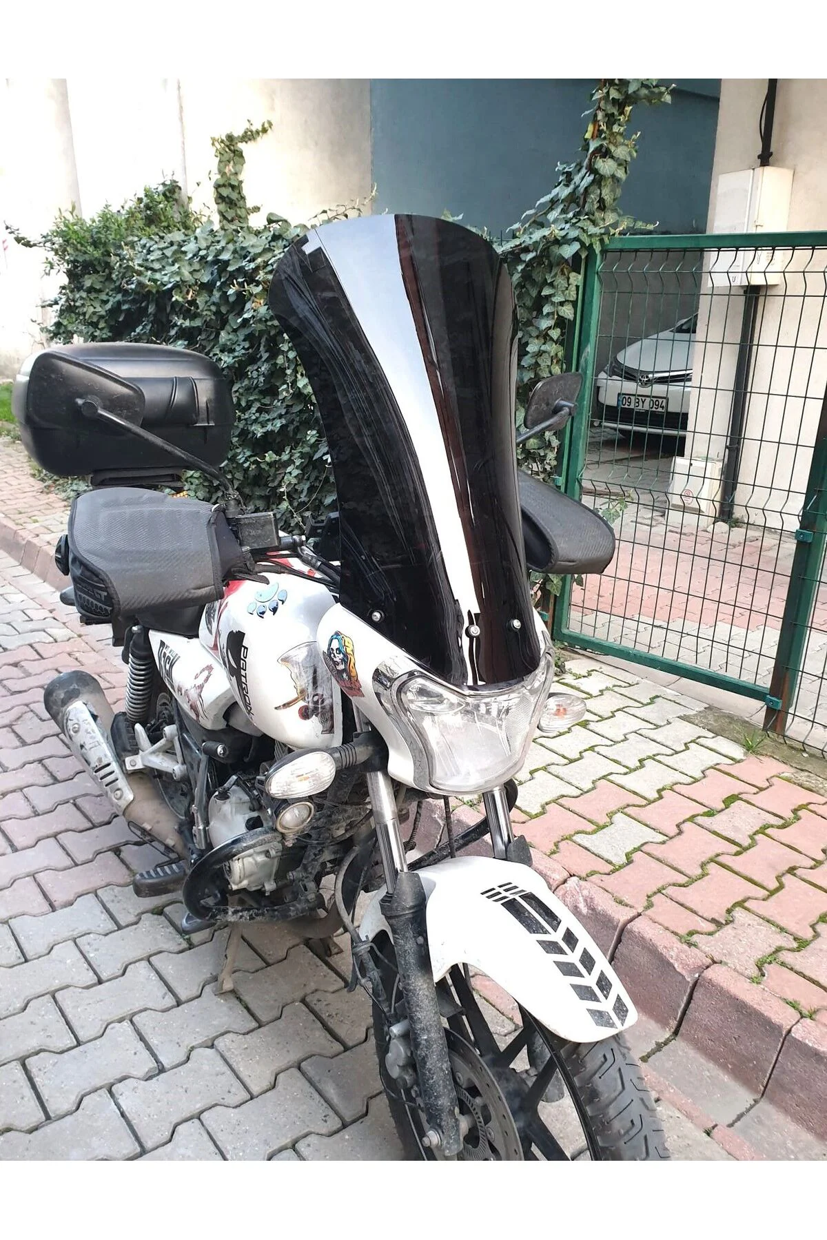 Bajaj V15 Ön Cam 2017-2018 Model 57cm Siyah Renkli 4mm