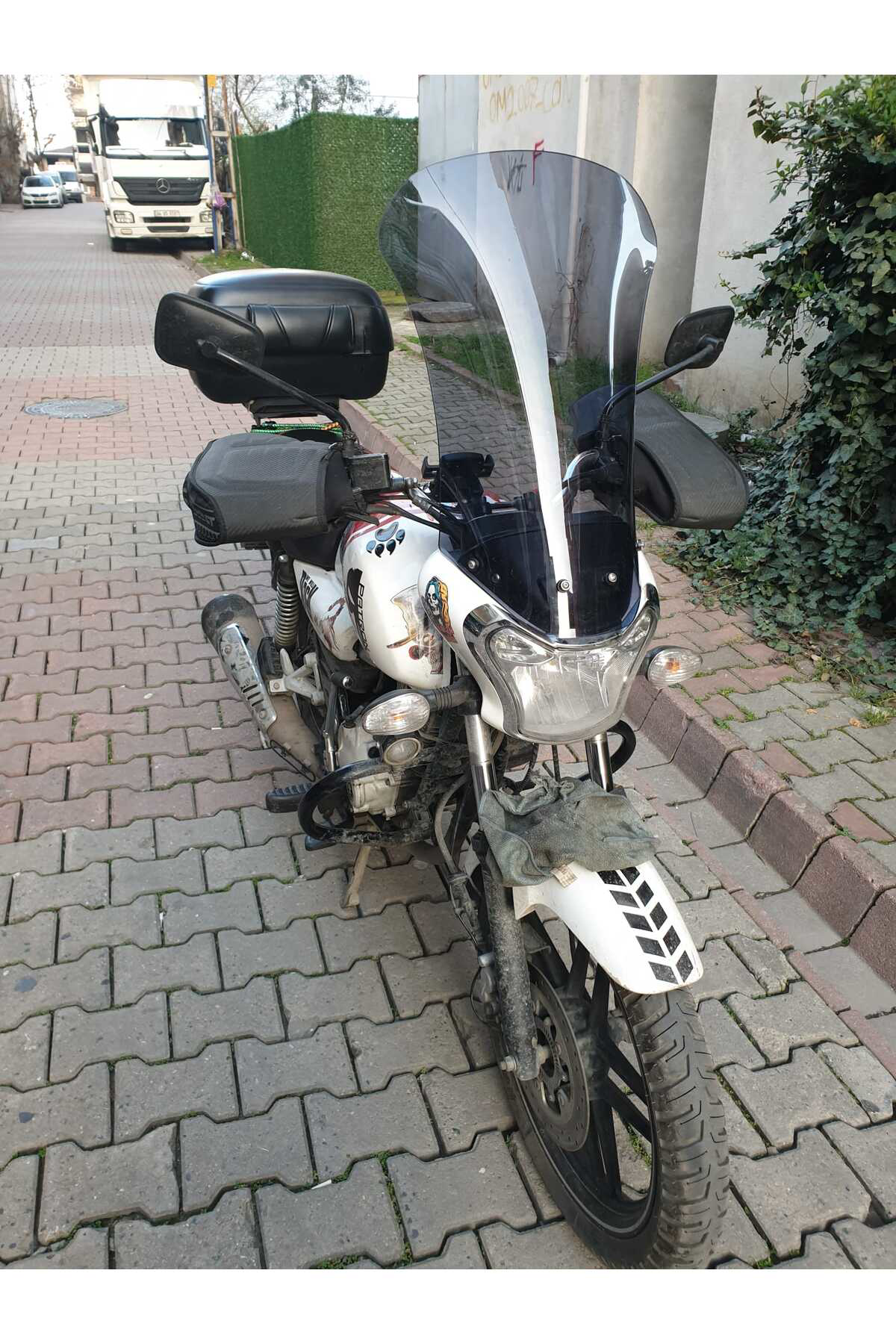 Motocam Bajaj V15 Ön Cam 2017 2018 Model'dir 57Cm Açıkfüme Renkli 4Mm Ort