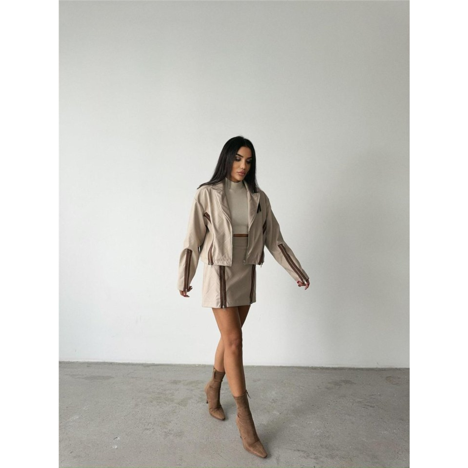 BAKLAVA DERİ CROP CEKET FERMUAR AKSESUAR DETAYLI - Bej