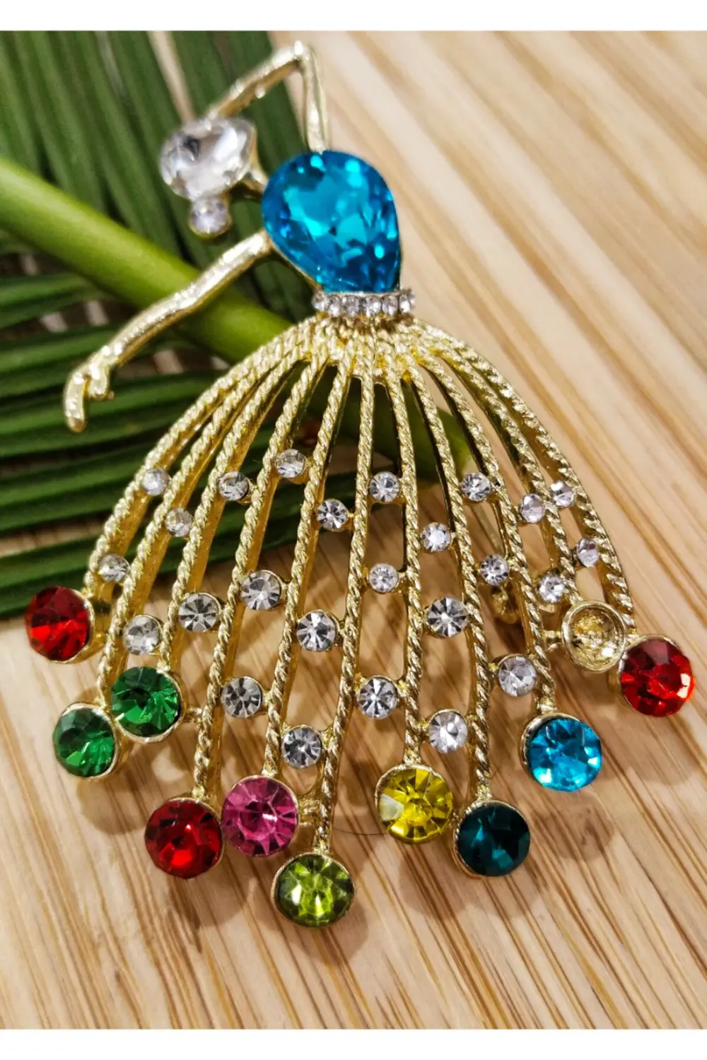 Balerin Figürlü Broş