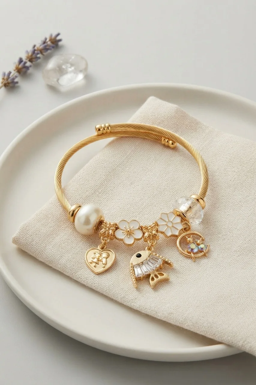 Balık Charmlı Beyaz Renk Gold Bileklik - Lisinya Diğer